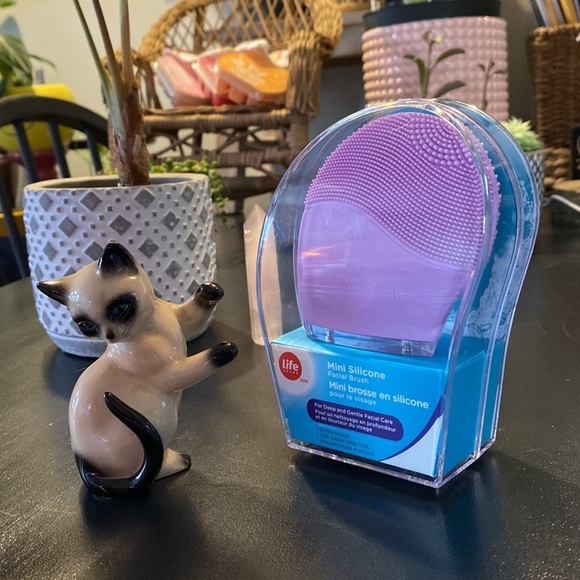 LIFE | Mini Silicon Facial Brush - Picture 1 of 8